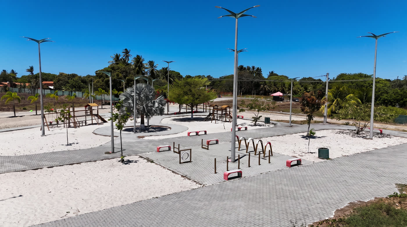 Espaço pet do loteamento, com equipamentos de agilidade e piso de pedra